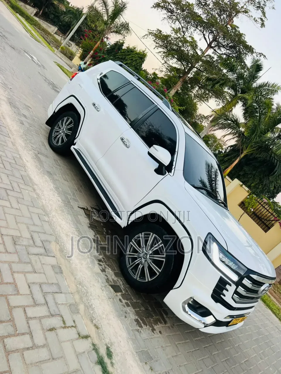 Toyota Land Cruiser 2010 White