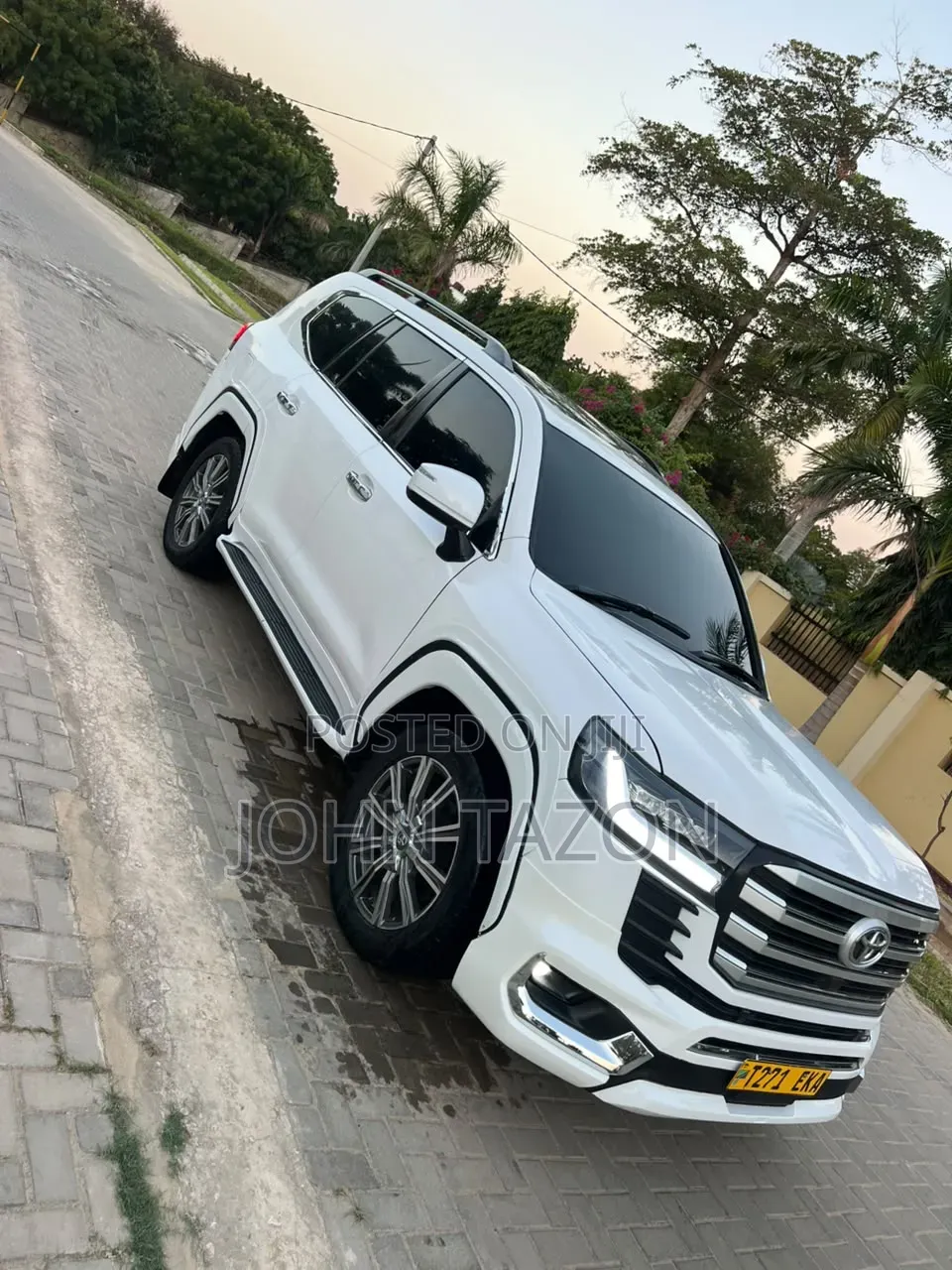 Toyota Land Cruiser 2010 White