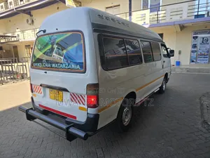 Toyota HiAce 2002 White