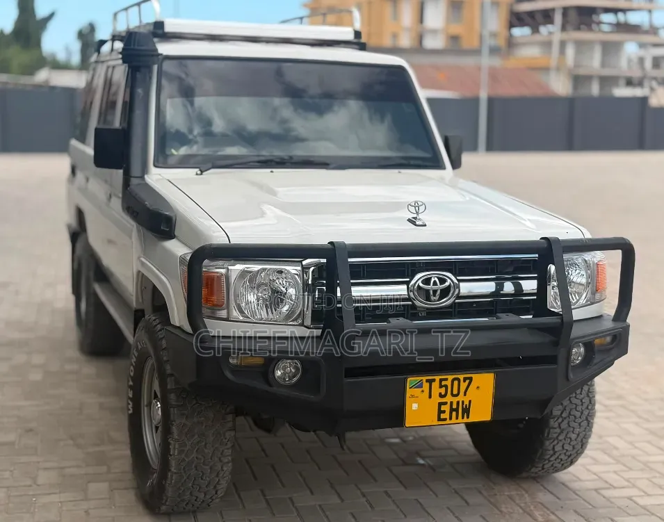 Toyota Land Cruiser 2011 Off white