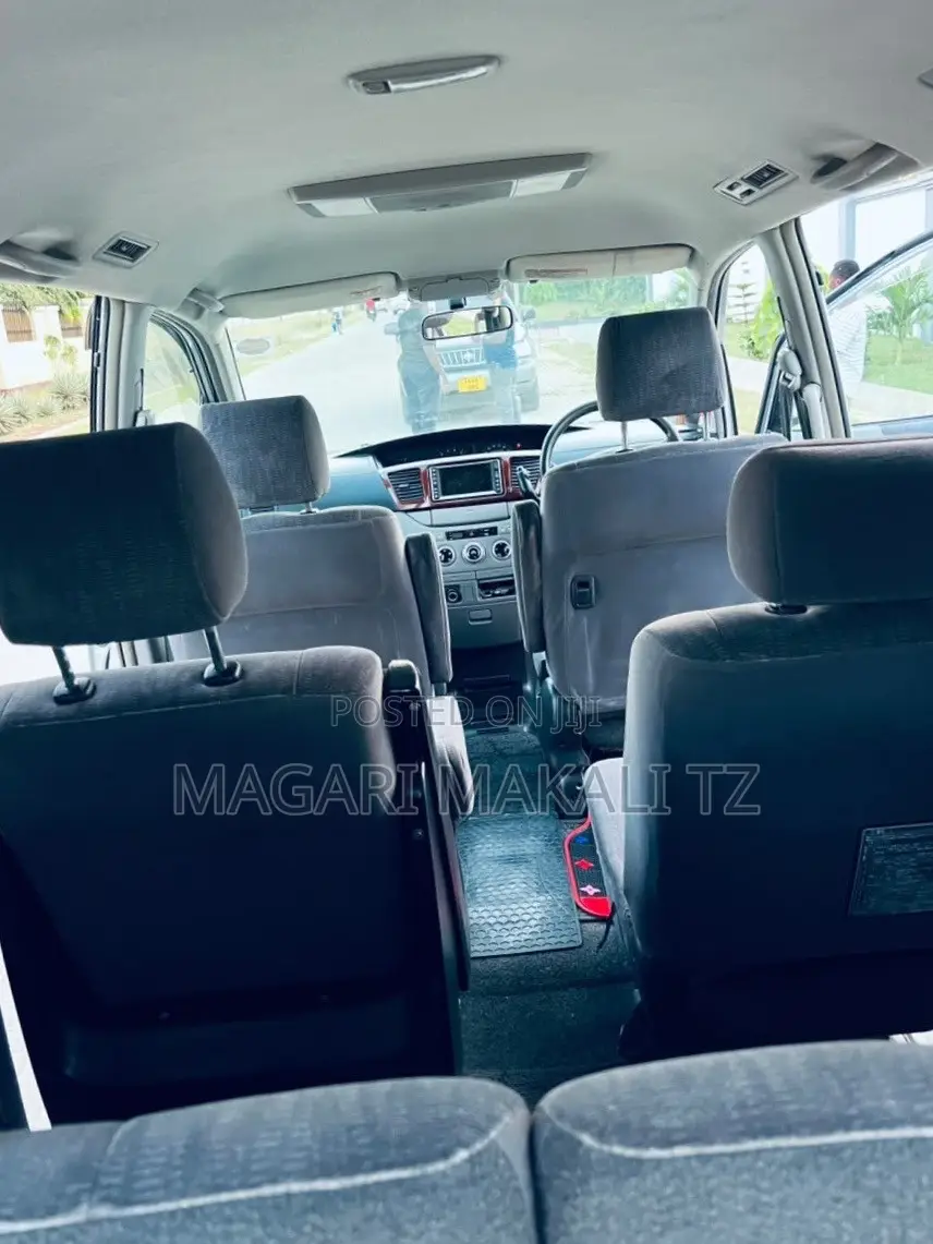 Toyota Noah 2.0 143hp AWD (7 Seater) 2008 Silver