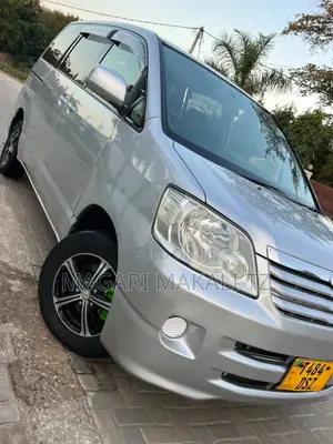 Toyota Noah 2.0 143hp AWD (7 Seater) 2008 Silver