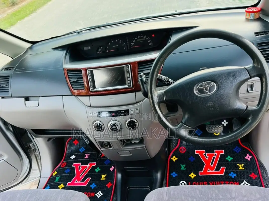 Toyota Noah 2.0 143hp AWD (7 Seater) 2008 Silver