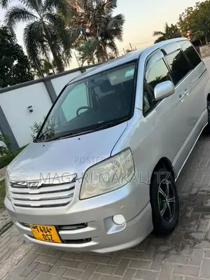 Toyota Noah 2.0 143hp AWD (7 Seater) 2008 Silver