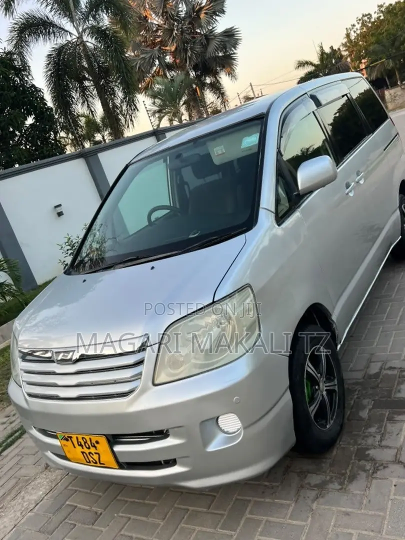 Toyota Noah 2.0 143hp AWD (7 Seater) 2008 Silver