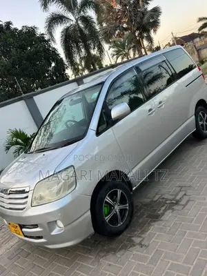 Toyota Noah 2.0 143hp AWD (7 Seater) 2008 Silver