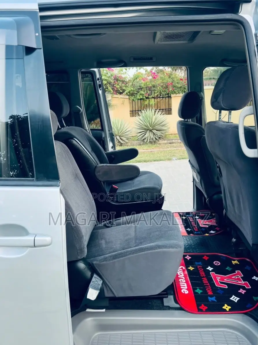 Toyota Noah 2.0 143hp AWD (7 Seater) 2008 Silver