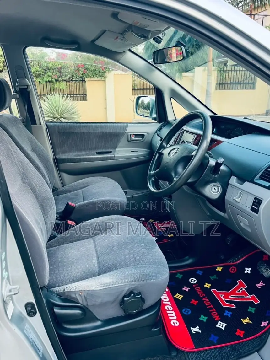 Toyota Noah 2.0 143hp AWD (7 Seater) 2008 Silver