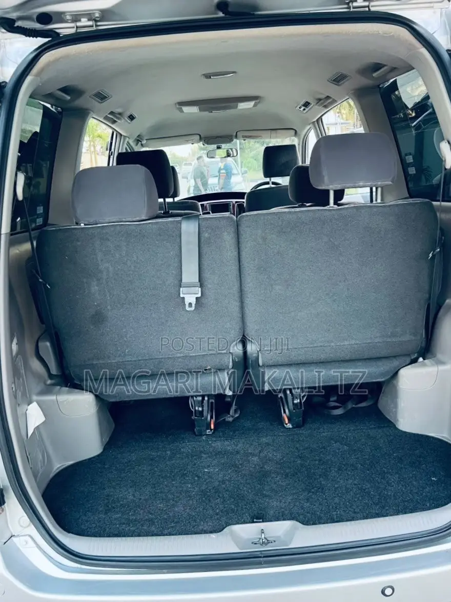 Toyota Noah 2.0 143hp AWD (7 Seater) 2008 Silver