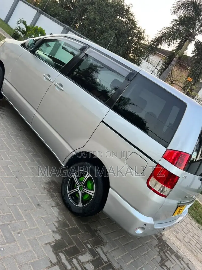 Toyota Noah 2.0 143hp AWD (7 Seater) 2008 Silver