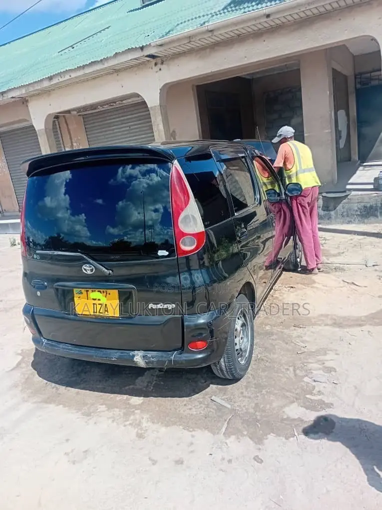 Toyota Fun Cargo 2004 Black