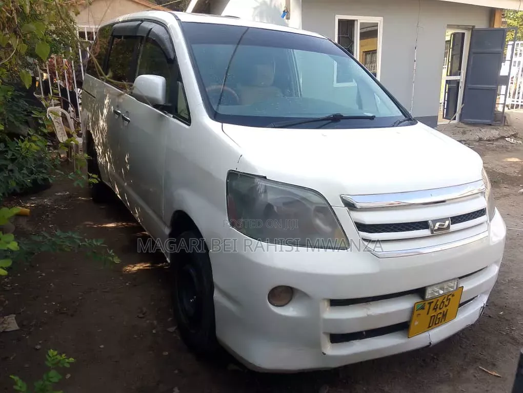 Toyota Noah 2001 White