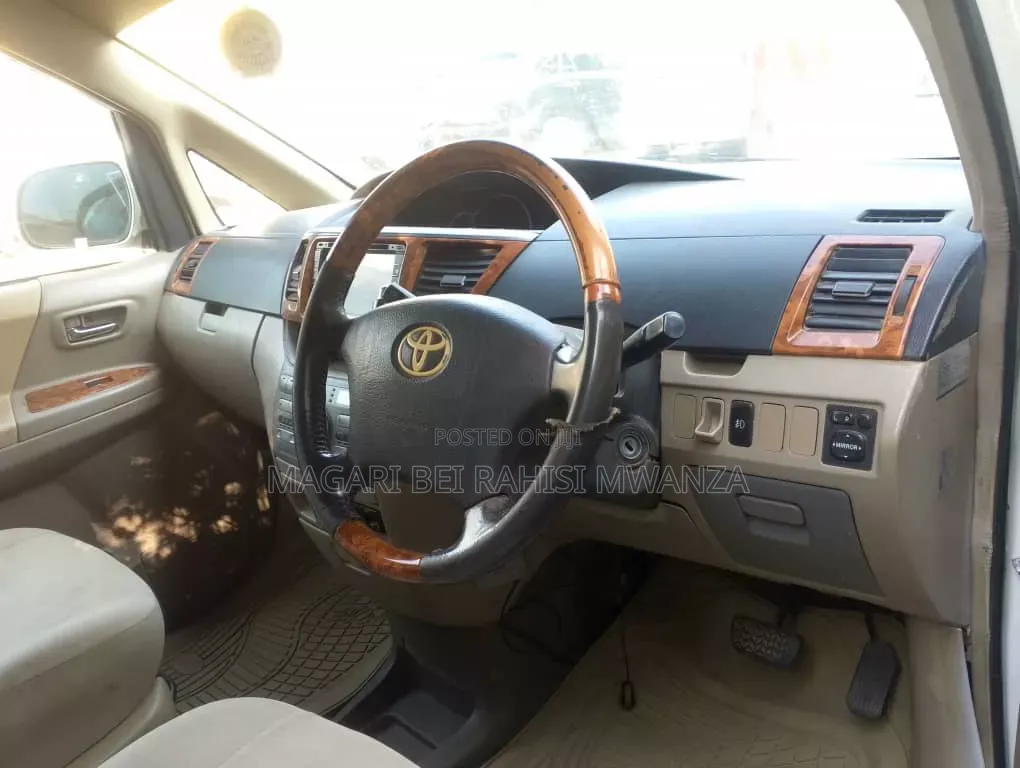 Toyota Noah 2001 White