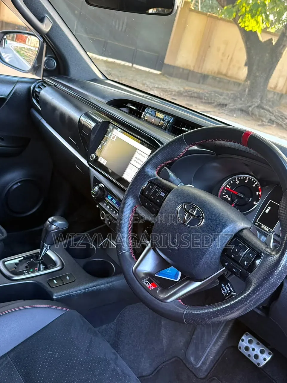 Toyota Hilux 2021 White