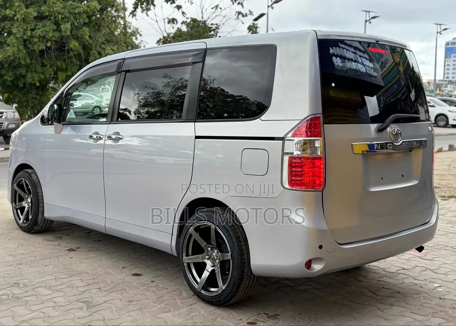 Toyota Noah 2009 Silver