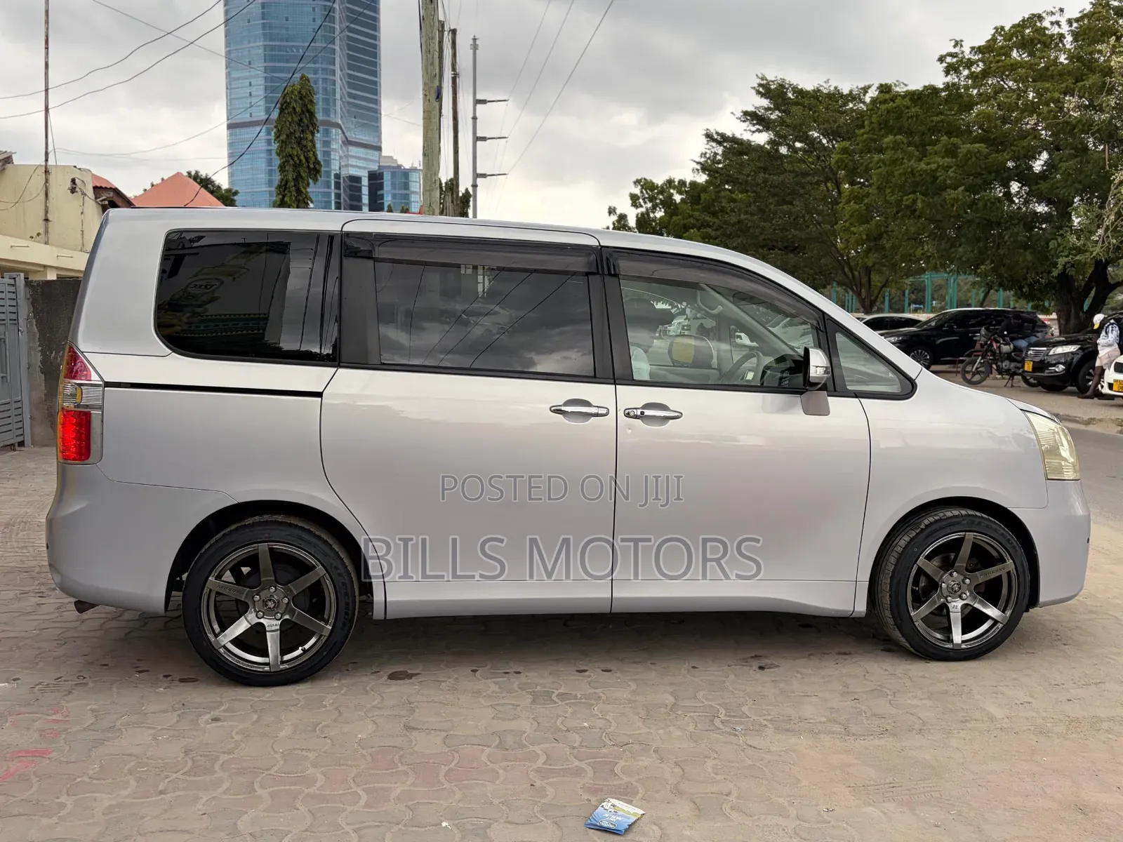 Toyota Noah 2009 Silver