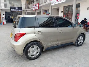 Toyota IST 2005 Gold