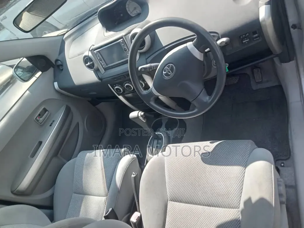 Toyota IST 2004 Silver