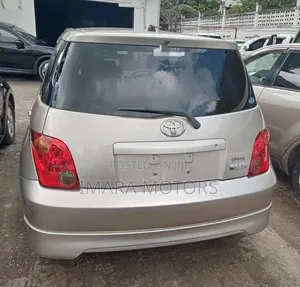 Toyota IST 2004 Silver