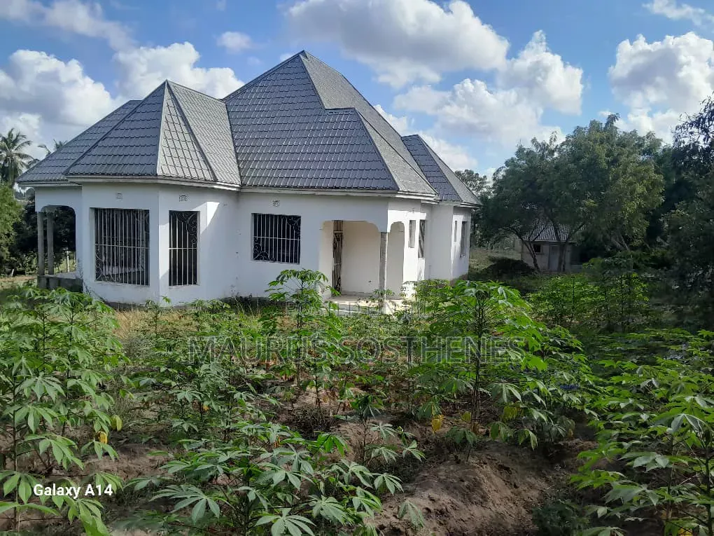 4bdrm House in Robert, Goba for sale