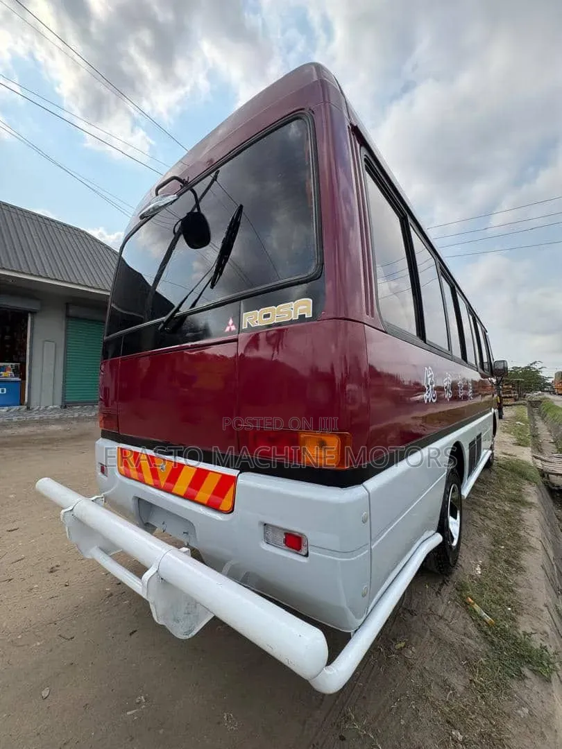 Mitsubishi Fuso Rosa 2000 Red