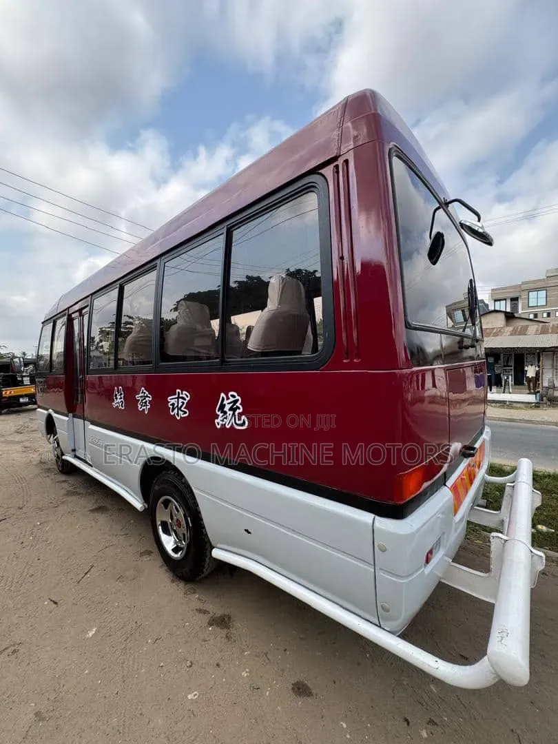 Mitsubishi Fuso Rosa 2000 Red