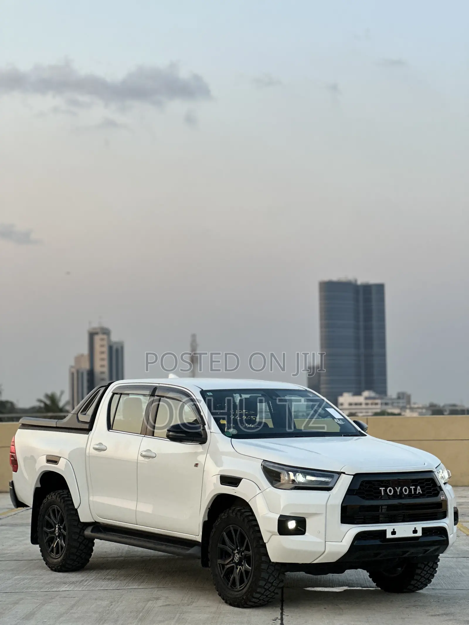 Toyota Hilux 2023 White