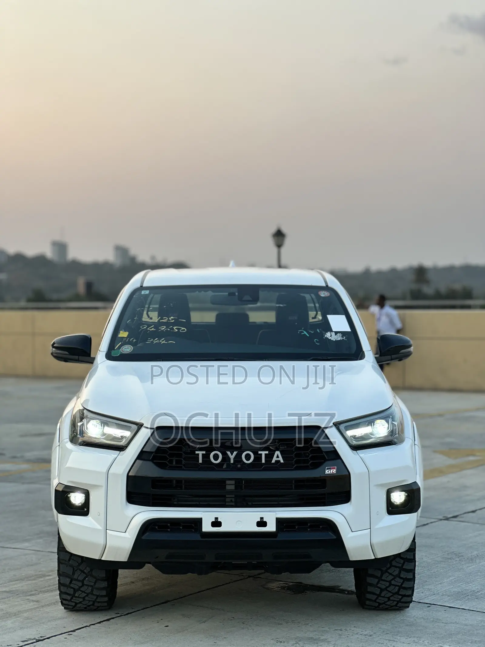 Toyota Hilux 2023 White