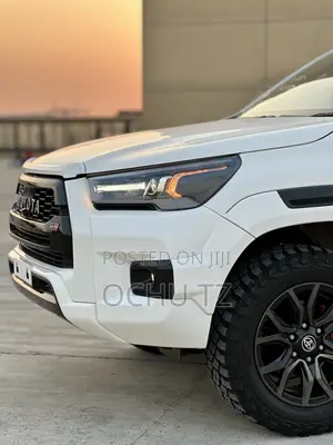 Toyota Hilux 2023 White