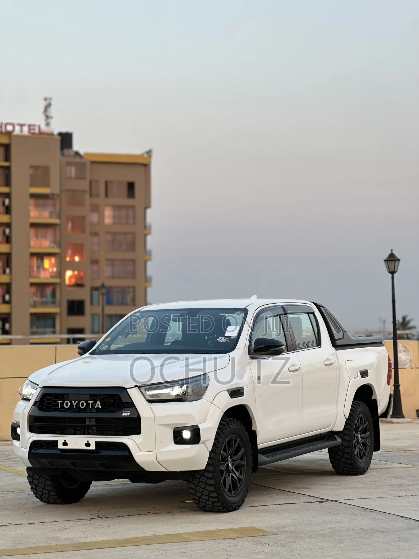 Toyota Hilux 2023 White