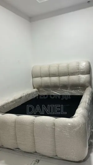 Bedsofa 5 Kwa 6 Rangi Ya Cream Na Chocolate