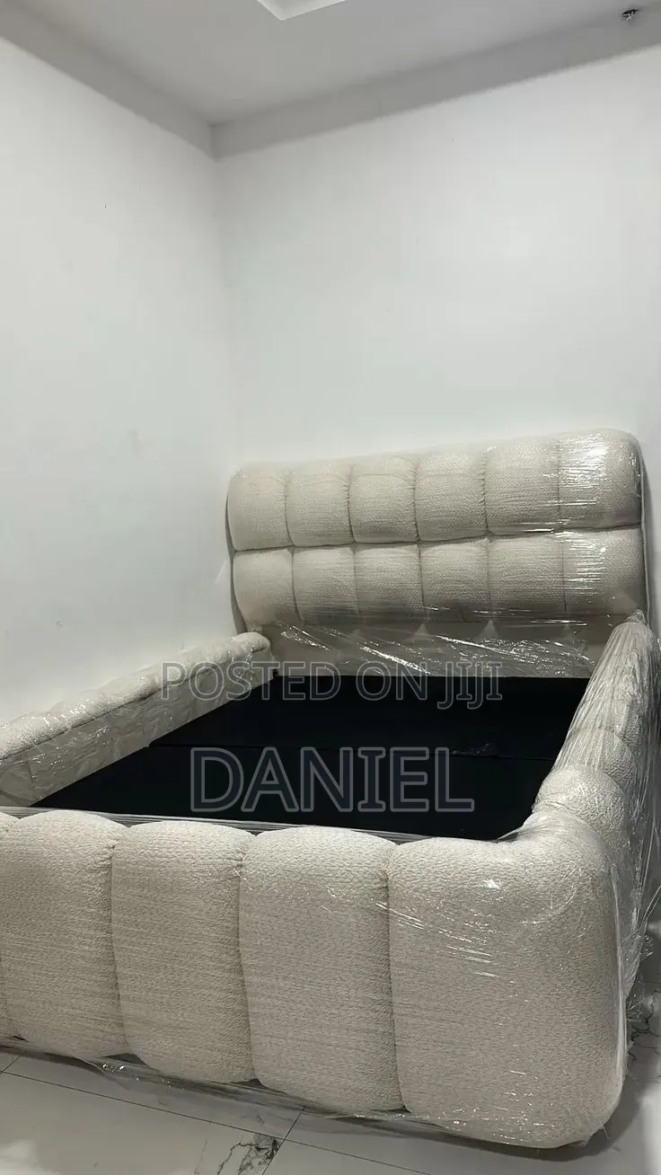 Bedsofa 5 Kwa 6 Rangi Ya Cream Na Chocolate