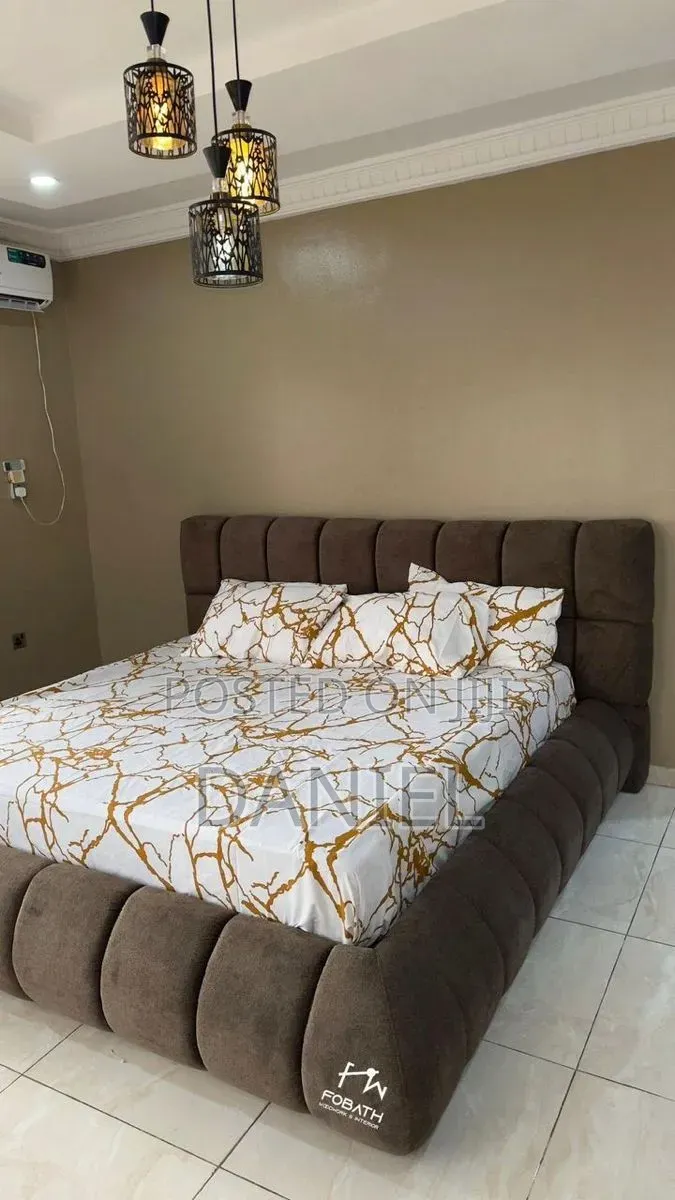 Bedsofa 5 Kwa 6 Rangi Ya Cream Na Chocolate