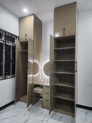 Abati La Nguo Milango Mi Nne Multi Colored Pamoja Na Dressing Table