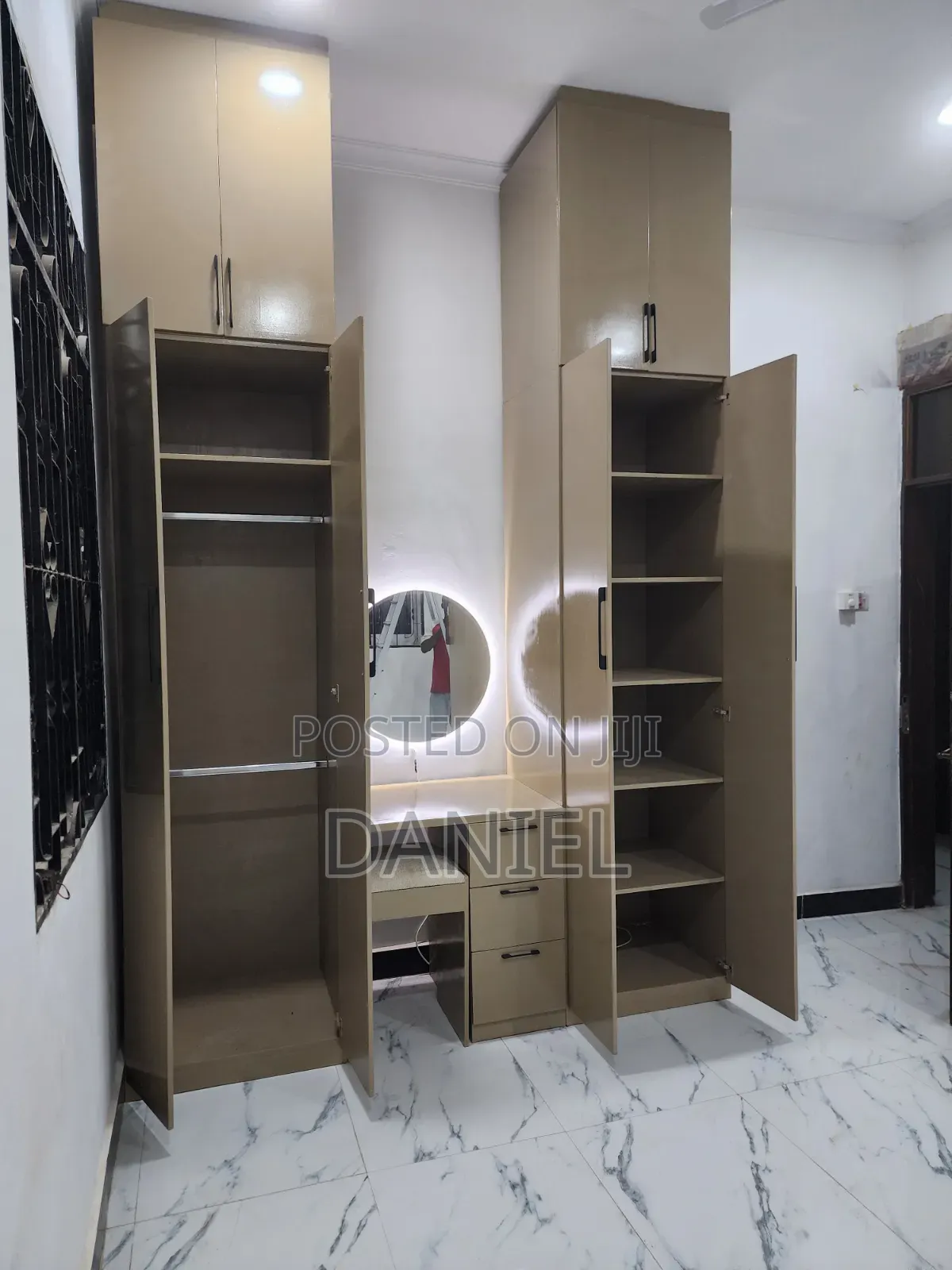Abati La Nguo Milango Mi Nne Multi Colored Pamoja Na Dressing Table