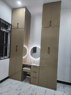 Abati La Nguo Milango Mi Nne Multi Colored Pamoja Na Dressing Table