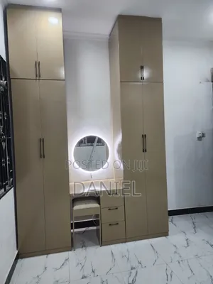 Abati La Nguo Milango Mi Nne Multi Colored Pamoja Na Dressing Table