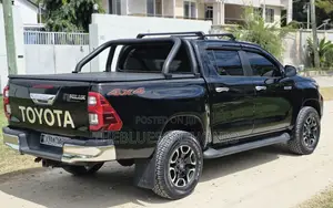 Toyota Hilux 2021 Black