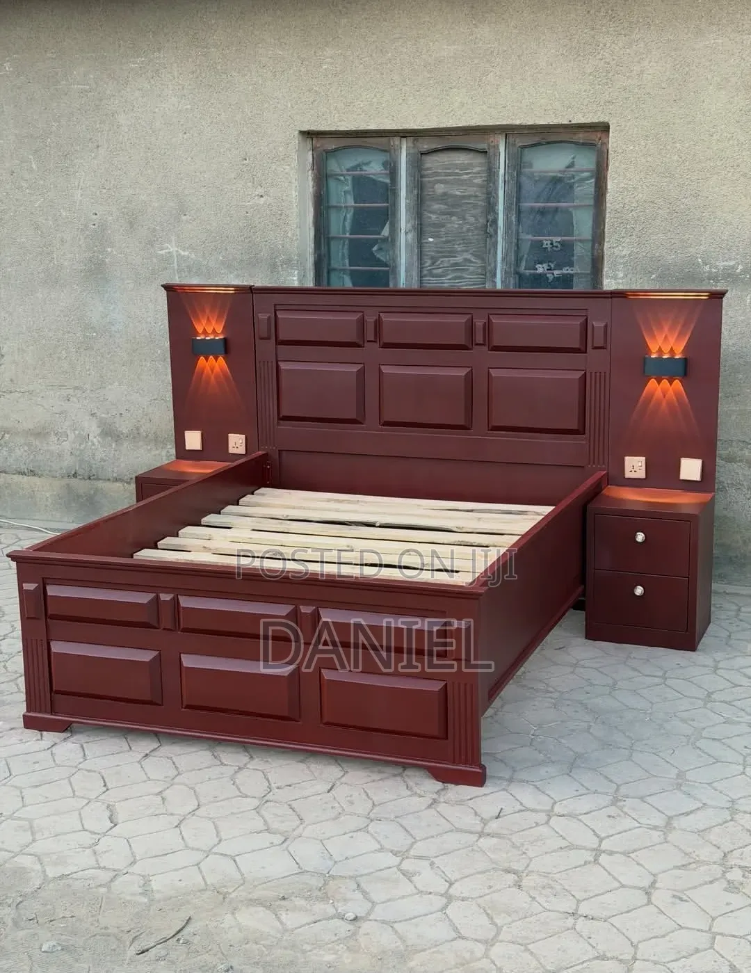 Kitanda Cha Mbao 5 Kwa 6 Pamoja Na Bedsides Chocolate Color