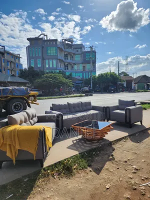 Sofa Set Ya Watu 6 Rangi Ya Grey Pamoja Na Coffee Table