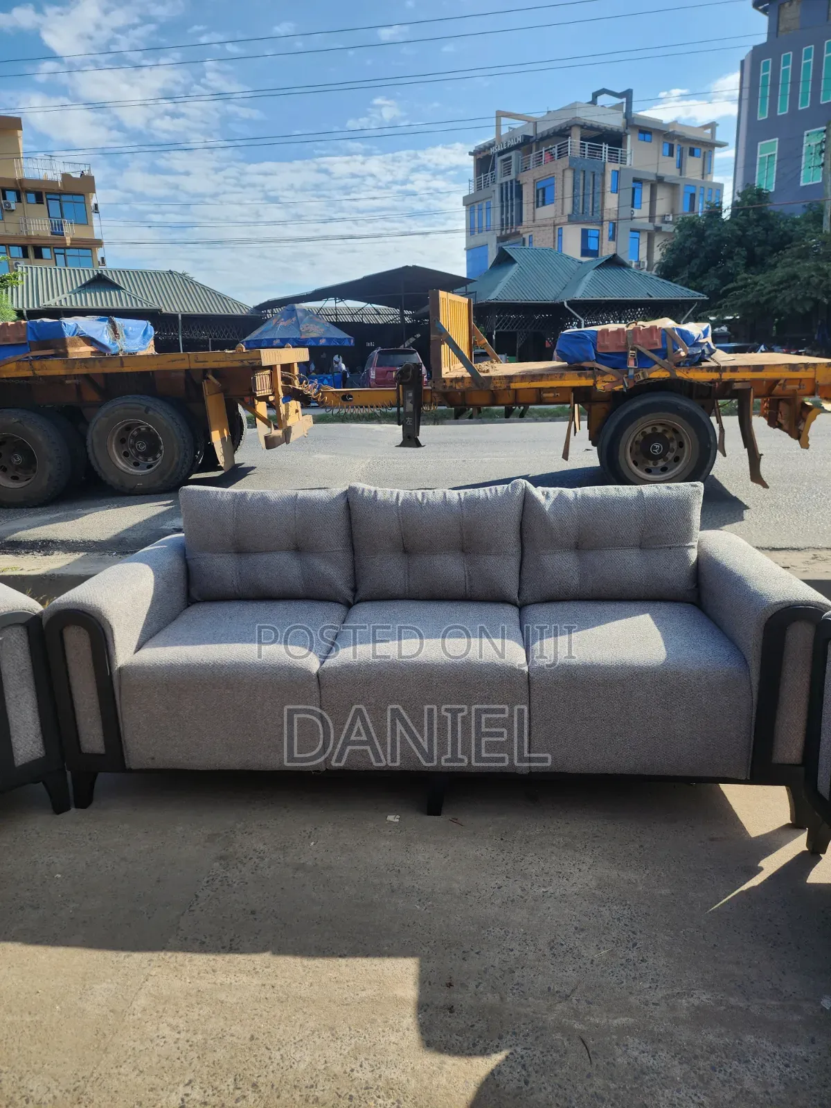 Sofa Set Ya Watu 6 Rangi Ya Grey Pamoja Na Coffee Table