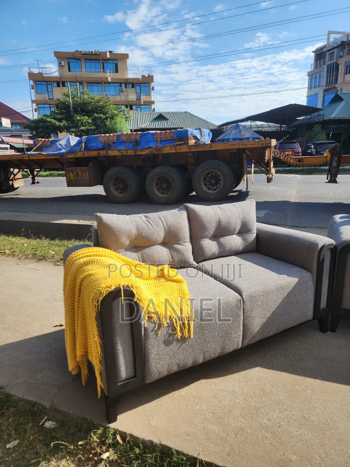 Sofa Set Ya Watu 6 Rangi Ya Grey Pamoja Na Coffee Table