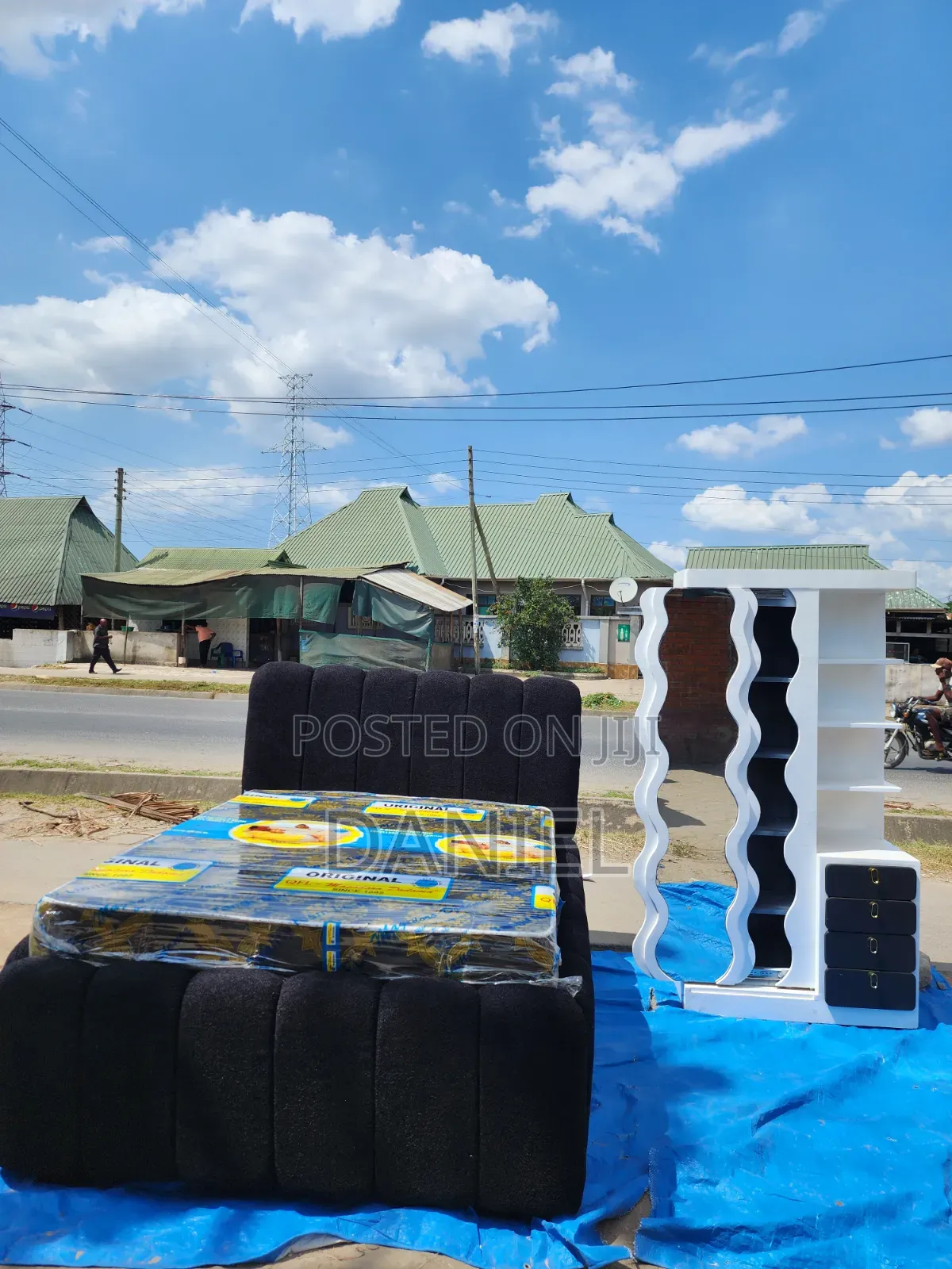 Kitanda Pamoja Na Shoerack