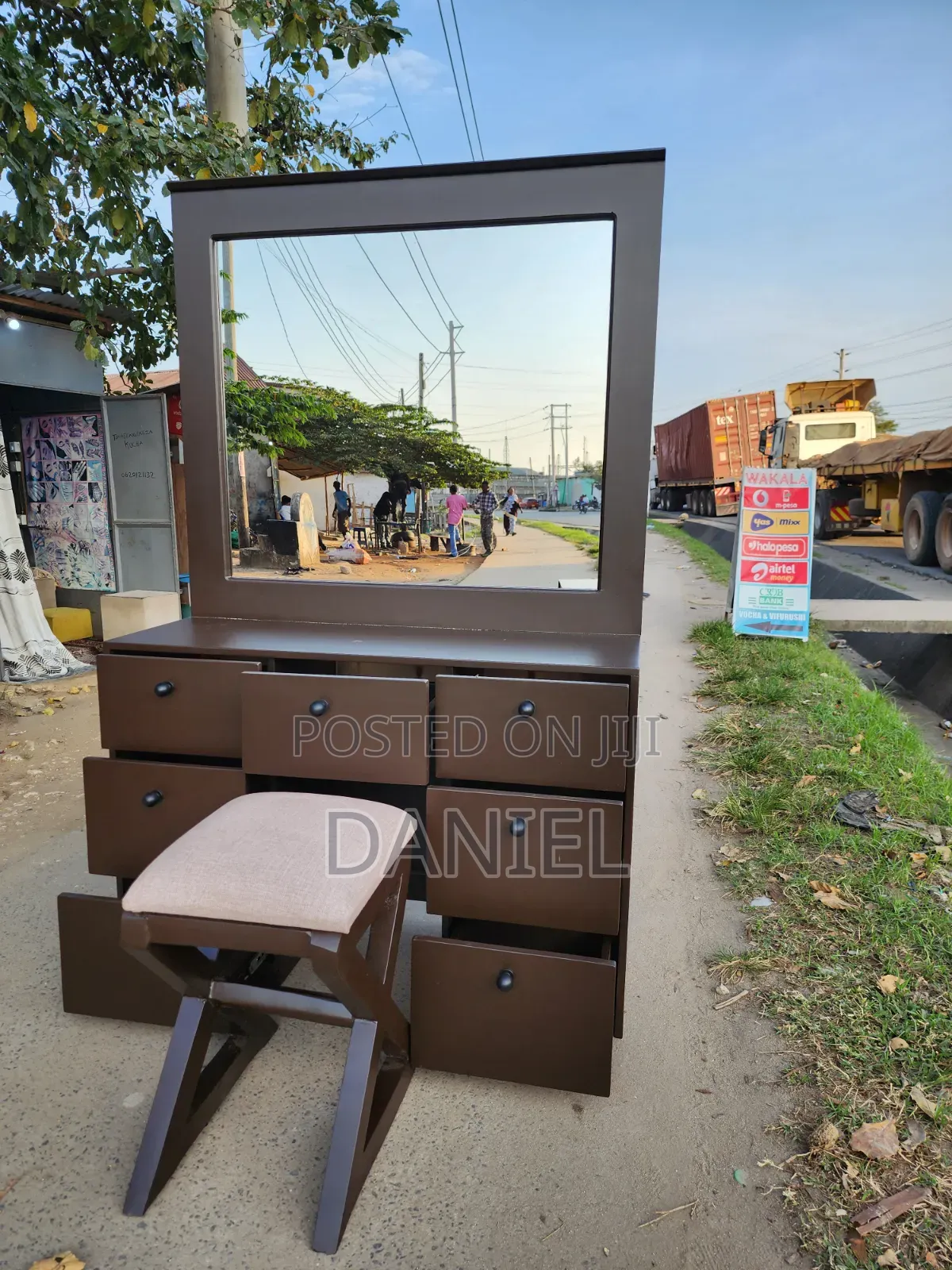 Dressing Table Rangi Ya Chocolate