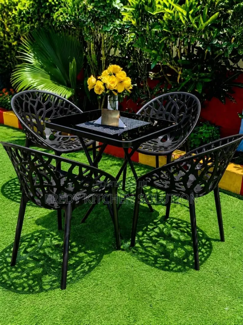 Table and Its 4 Chairs