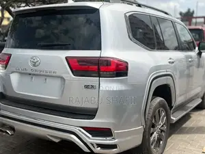 Toyota Land Cruiser LC300 2024 Silver