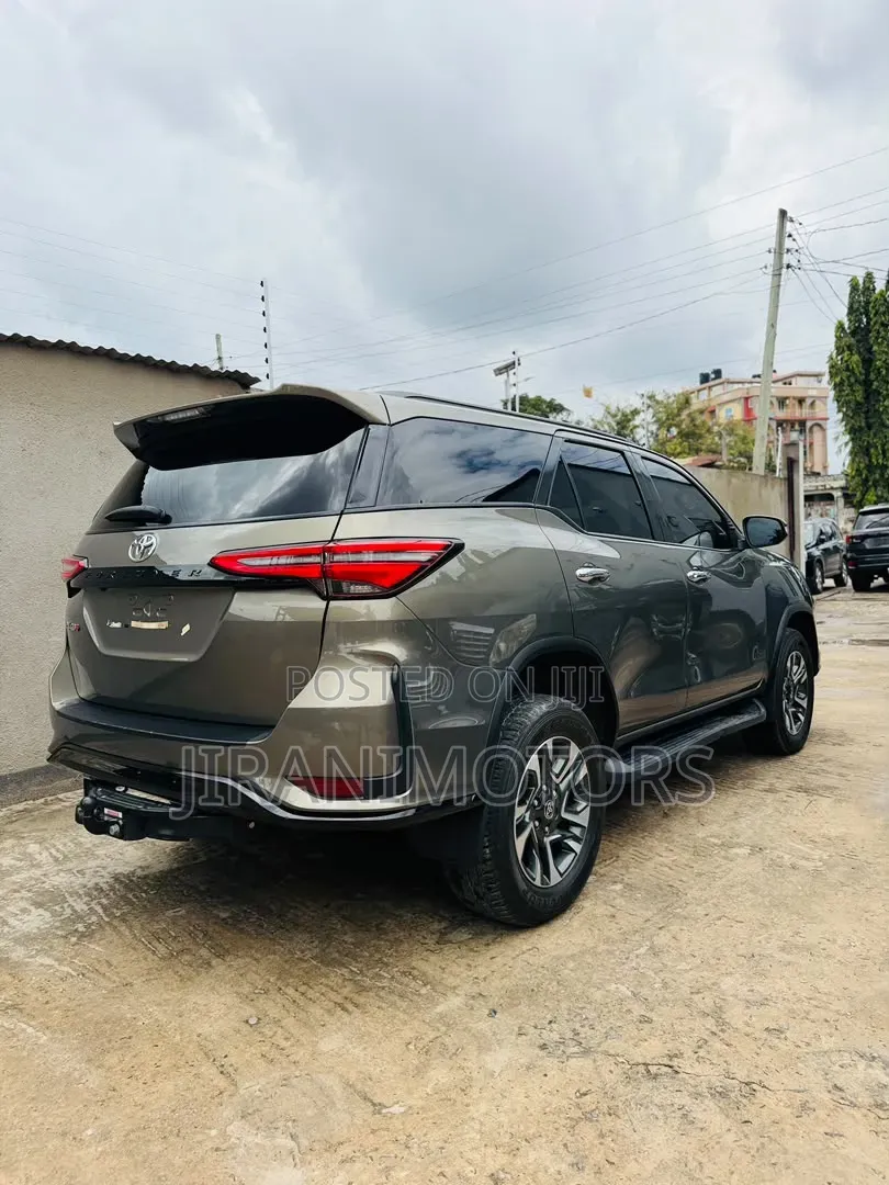 Toyota Fortuner 2023 Gray