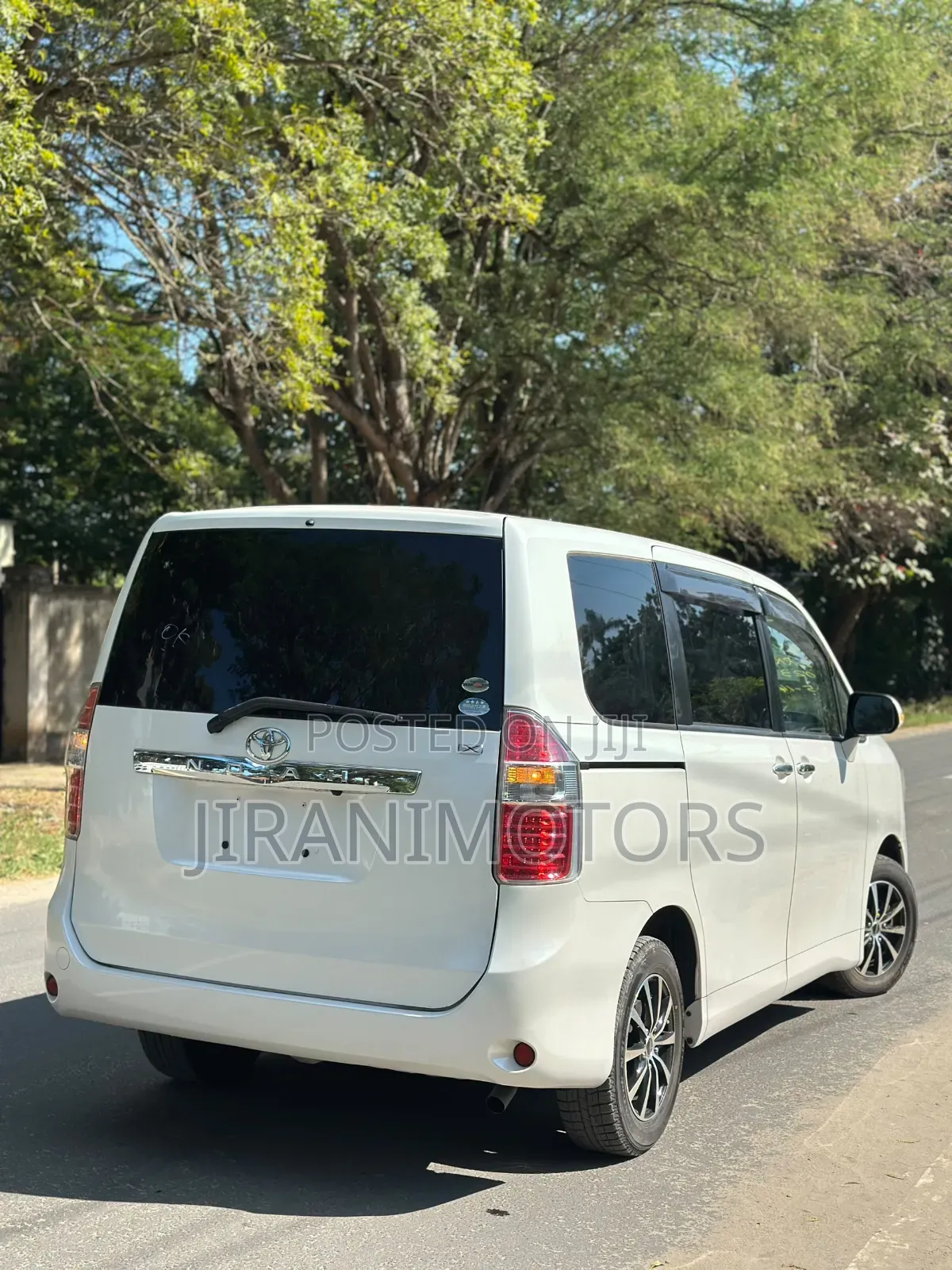 Toyota Noah 2010 White
