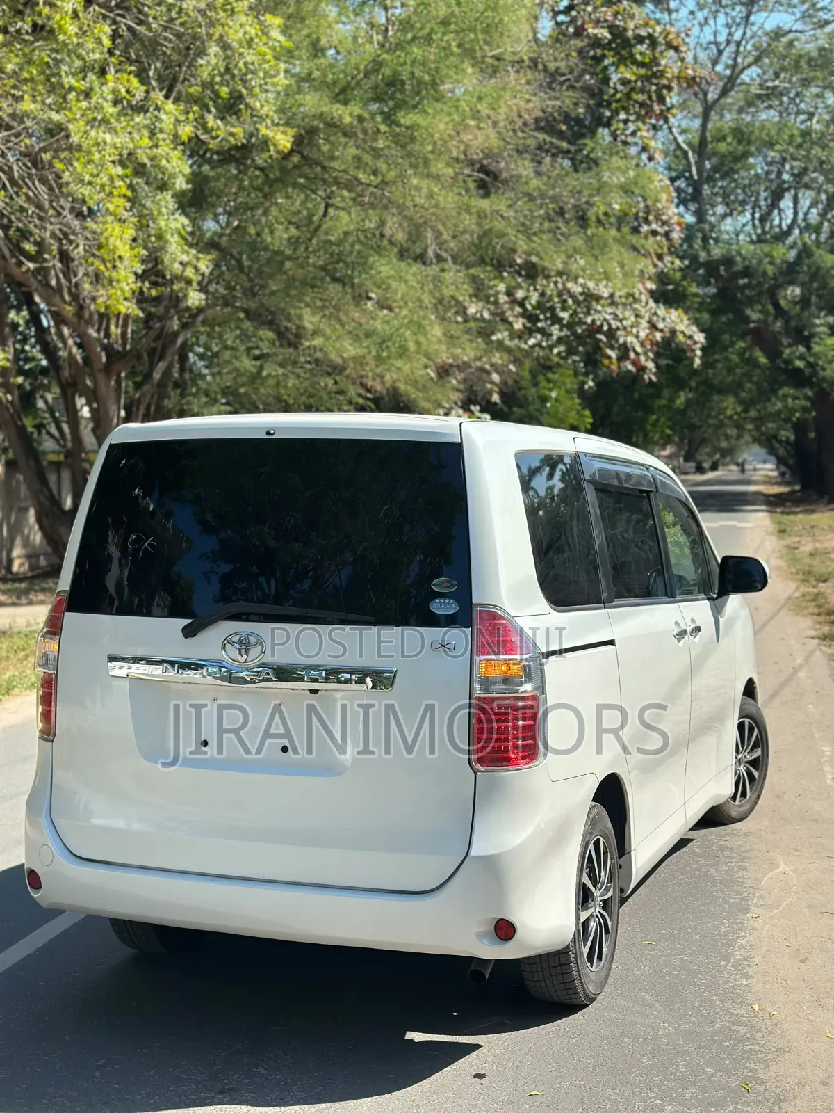 Toyota Noah 2010 White