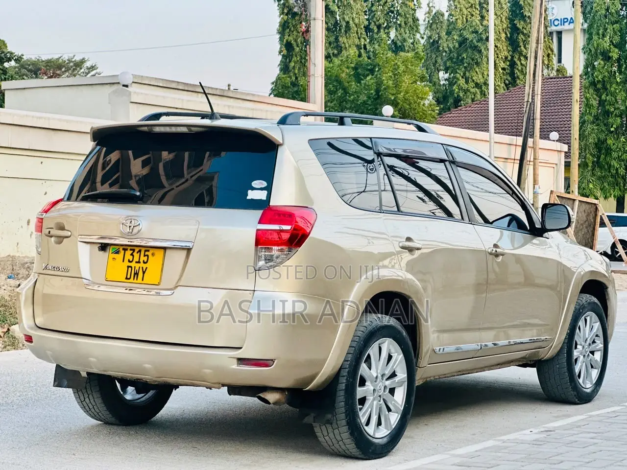 Toyota Vanguard 2010 Gold